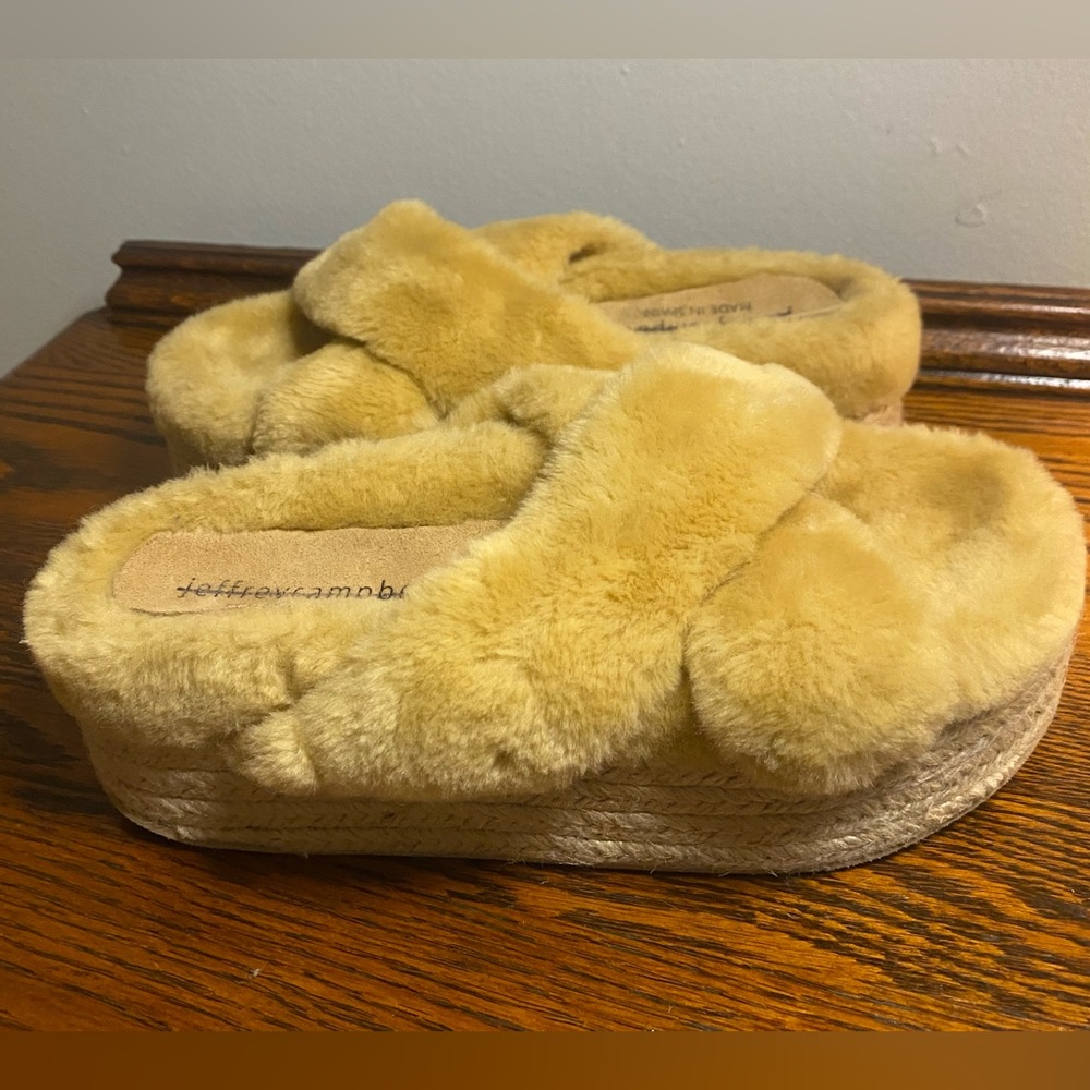 Chunky Boho Jeffrey Campbell Tan Fluffy Sandals with Straw Platform Size 38 NWOT